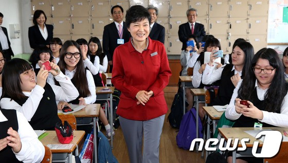 Bà Park Geun-hye còn tới thăm một lớp học của các học sinh Hàn Quốc